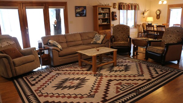 Smart-TV, Netflix, DVD-Player, Bücher