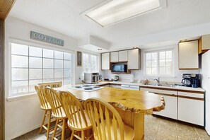 Kühlschrank, Mikrowelle, Herdplatte, Geschirrspüler