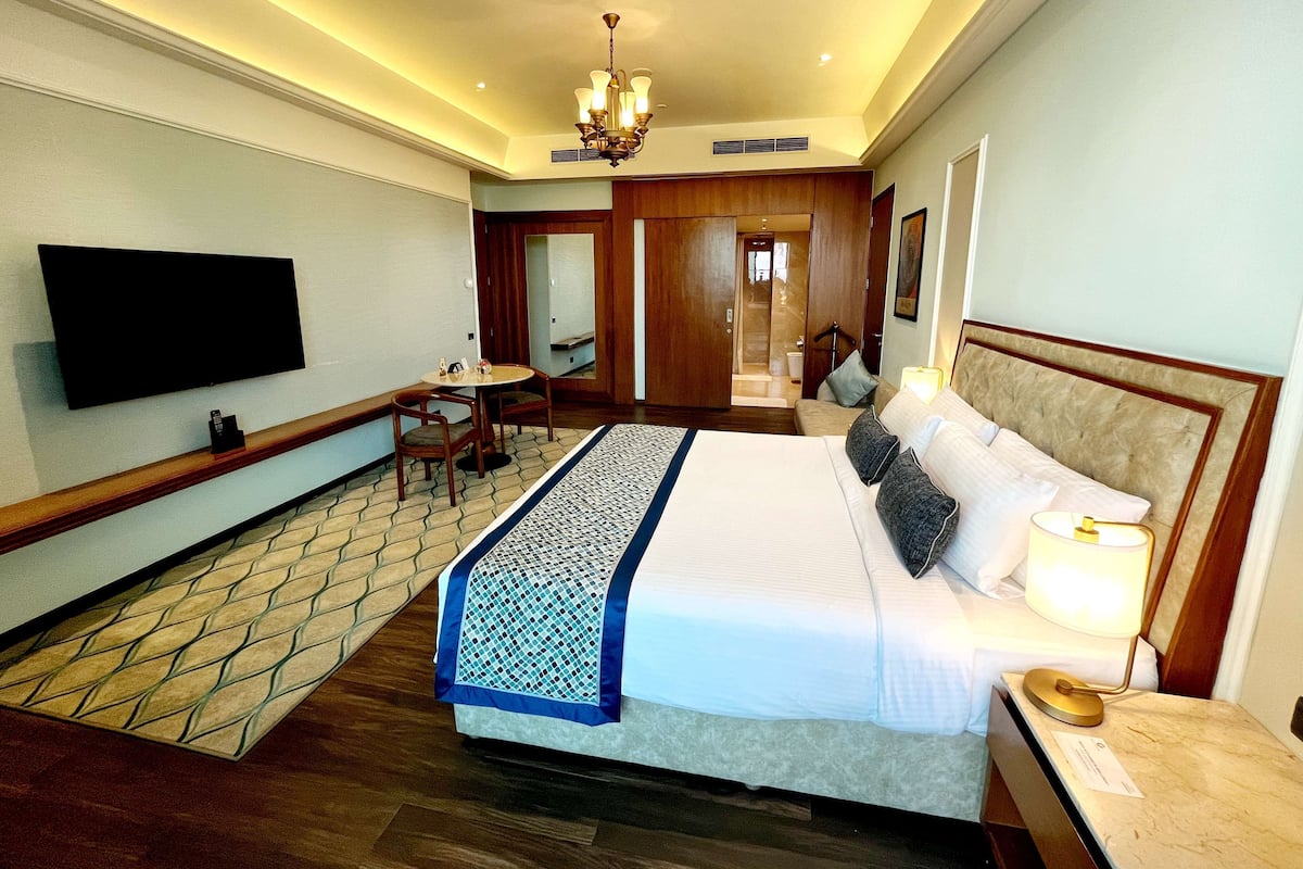 Suite (Studio) | Minibar, in-room safe, individually furnished, desk