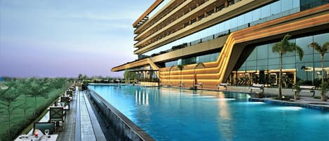 Una piscina al aire libre