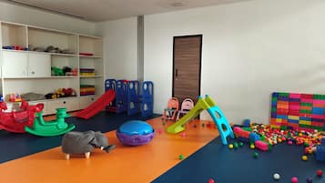 Área de juegos infantiles bajo techo