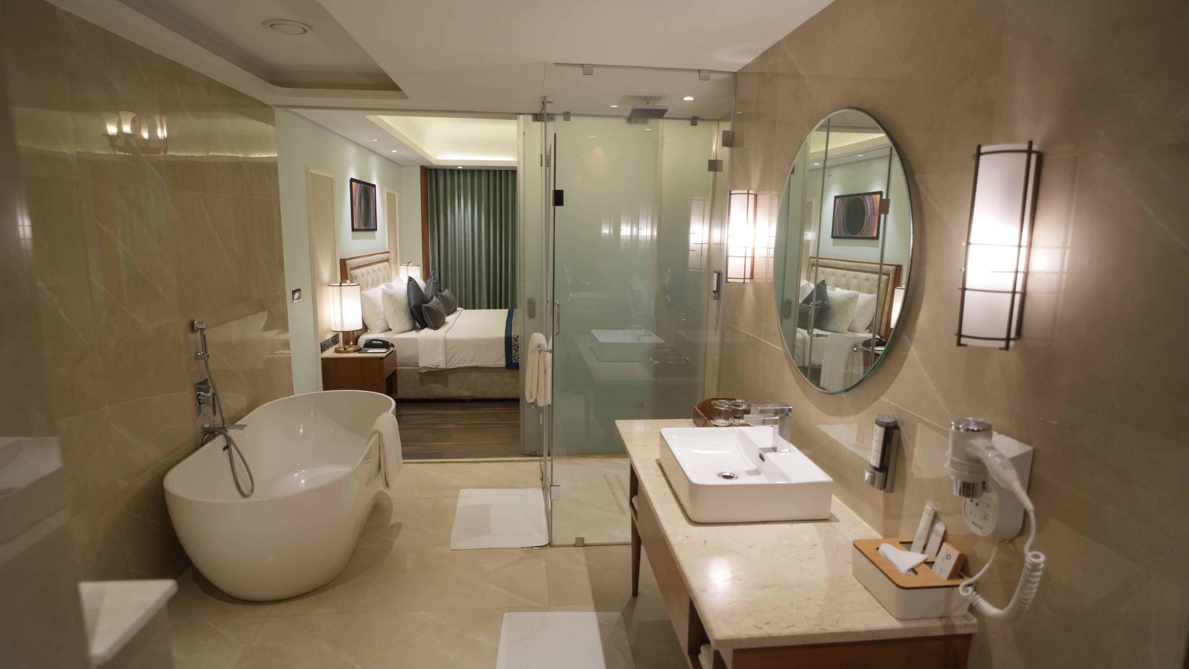 Un bagno moderno con una grande vasca, una zona doccia separata, un mobile lavabo e uno specchio.