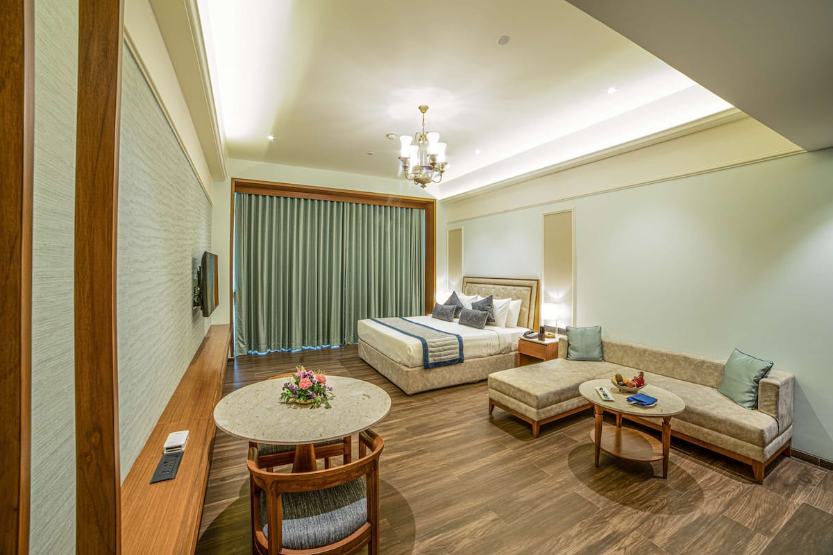 Executive Room, Pool View | Minibar, in-room safe, individually furnished, desk