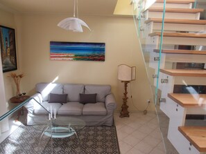 TV - Apartment with a magnificent terrace just outside Lucca (Lucca)