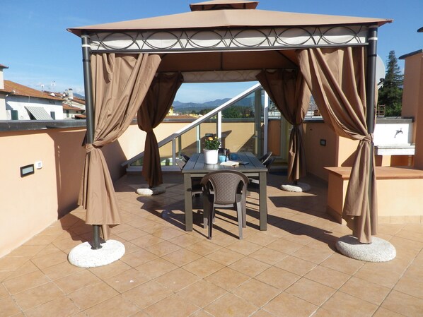 Outdoor dining - Apartment with a magnificent terrace just outside Lucca (Lucca)