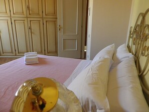 2 bedrooms, iron/ironing board, Internet, bed sheets