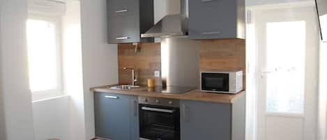Frigorifero, microonde, forno, piano cottura