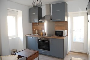 Réfrigérateur, micro-ondes, four, plaque de cuisson