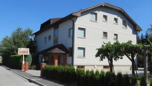 A two-story building with a flat roof and a sign that reads "PARKER". - Rooms and Apartments Panker (Moravske Toplice)