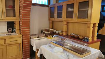 Sarapan Eropah setiap hari (EUR 5 seorang)