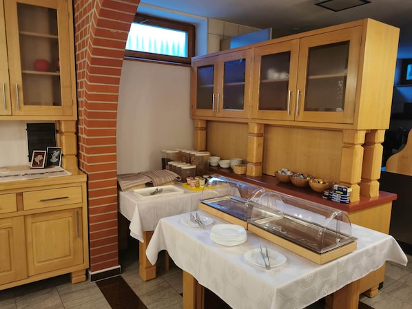 Petit déjeuner continental (5 EUR par personne)