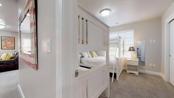 3 bedrooms, desk, WiFi, bed sheets