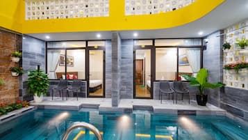 Habitación doble Deluxe, vista a la alberca | Alberca | Alberca techada