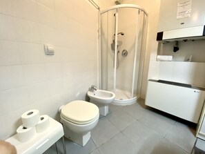 シャワー、ヘアドライヤー、ビデ、タオル