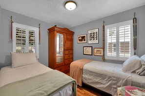 2 habitaciones, escritorio, tabla de planchar con plancha y wifi
