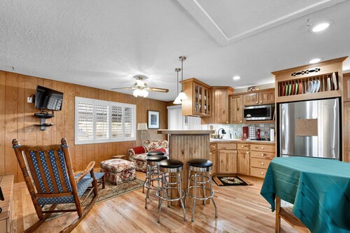 Brickyard Bungalow: prime location near dining, shopping, and skiing in a peaceful neighborhood!