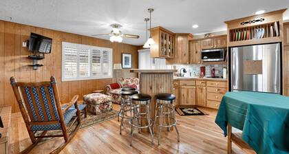 Brickyard Bungalow: prime location near dining, shopping, and skiing in a peaceful neighborhood!