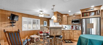 Brickyard Bungalow: prime location near dining, shopping, and skiing in a peaceful neighborhood!