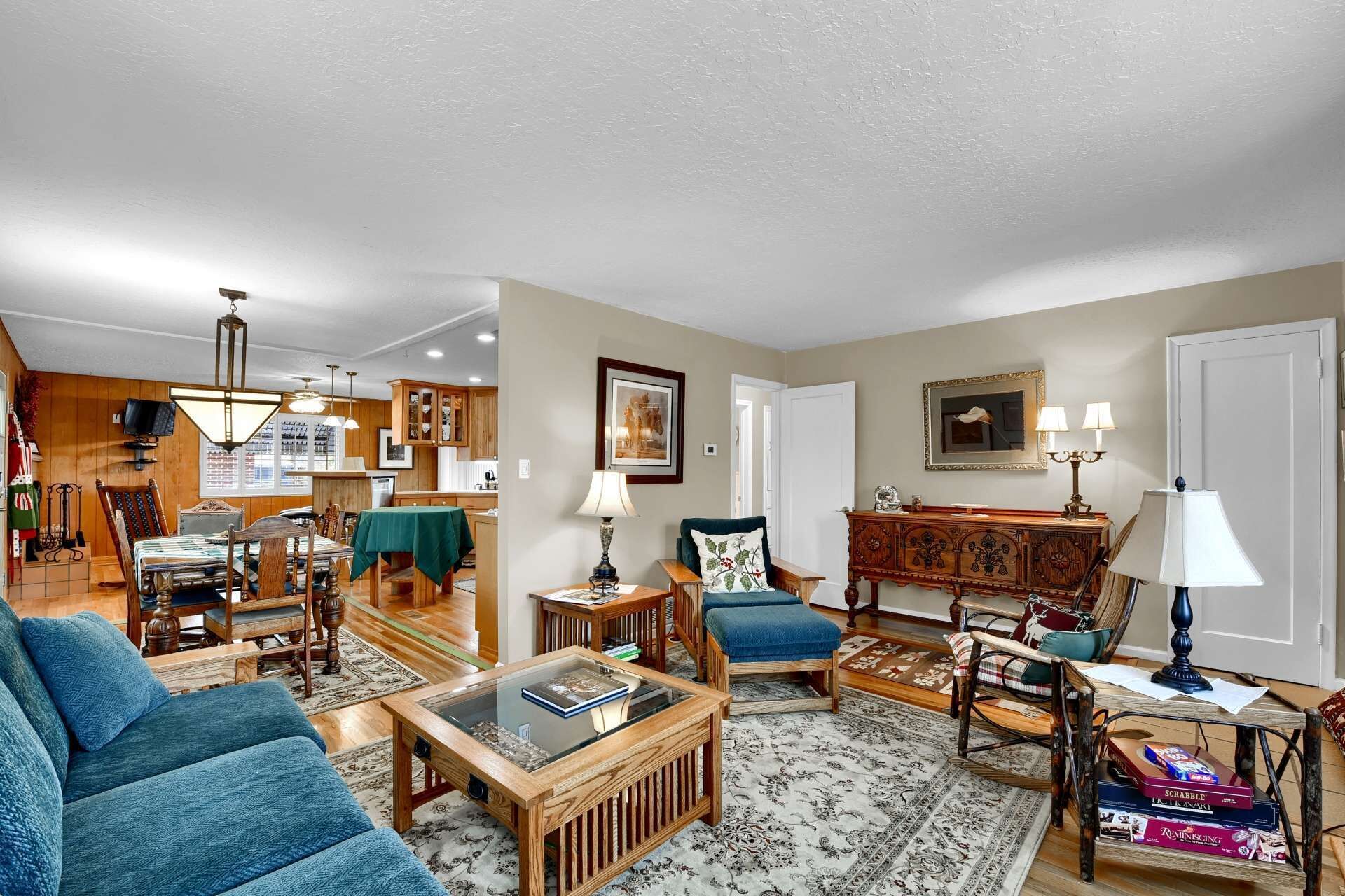 Smart-TV, Kamin, Videospielkonsole, Bücher