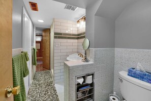 Secadora de cabello, shampoo, papel de baño