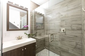 Suihkun ja ammeen yhdistelmä, hiustenkuivaaja