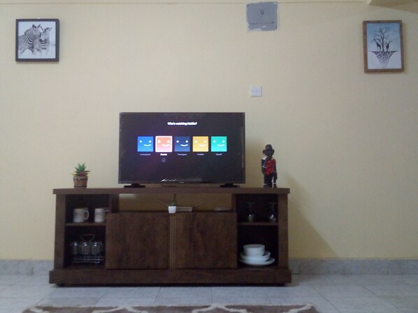 Interior - A Modern studio apartment with an African touch ! (Nairobi)