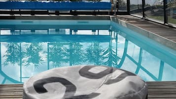 Een binnenzwembad en een buitenzwembad