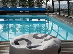 Inomhuspool och utomhuspool