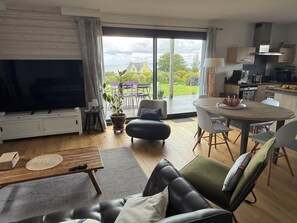 Smart-tv, dvd-spelare, böcker och ett filmbibliotek