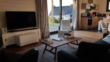 Smart TV, lettore DVD, libri, videoteca