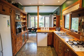 ثلاجة، ميكروويف، فرن، موقد طهي مسطح