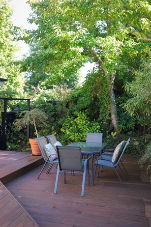 Outdoor dining - Light filled upstairs home minutes from central Hamilton (Claudelands)