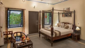 Deluxe Room | Down duvets, desk, soundproofing, iron/ironing board