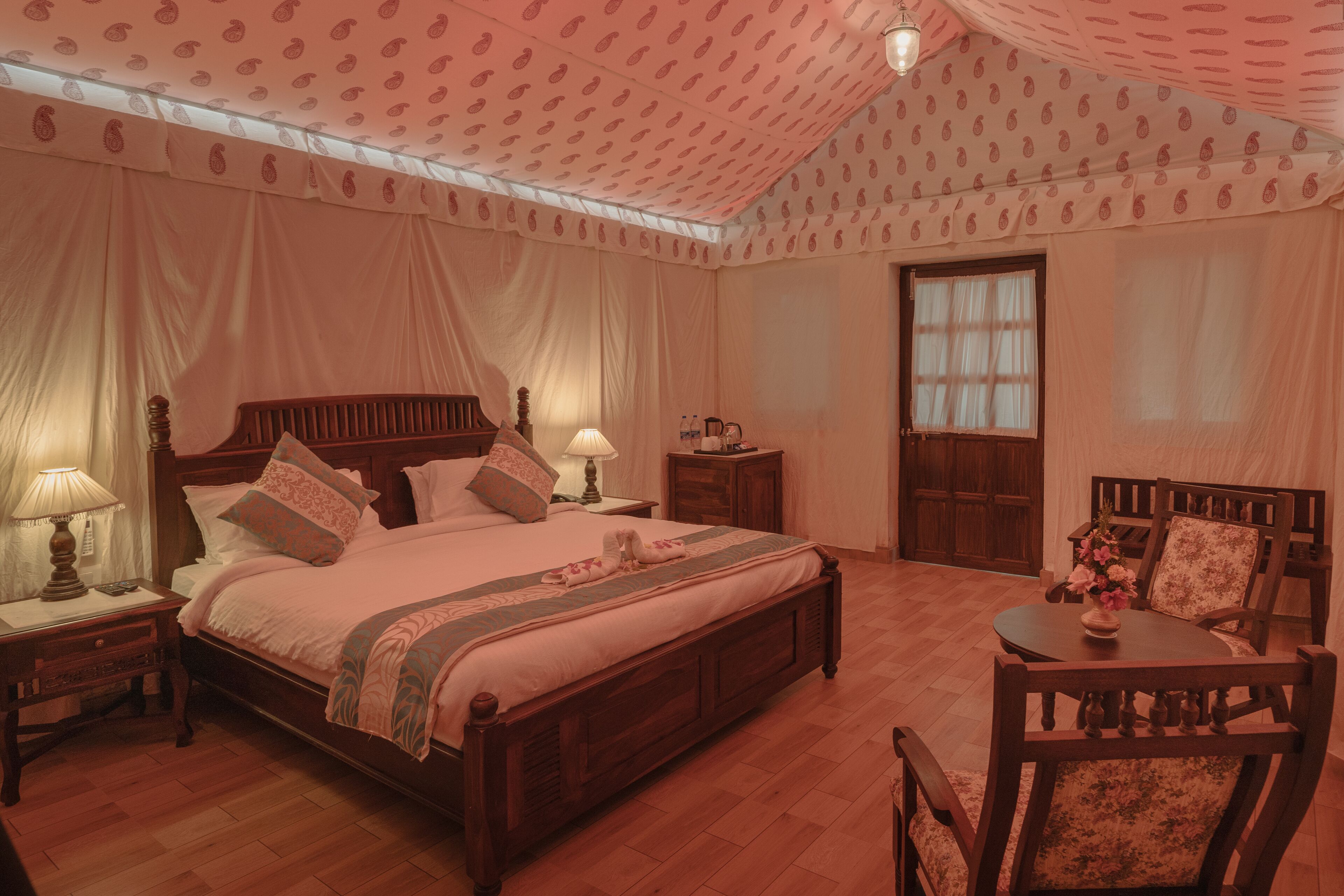Luxury Cottage | Down duvets, desk, soundproofing, iron/ironing board