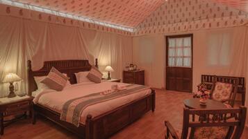 Luxury Cottage | Down duvets, desk, soundproofing, iron/ironing board