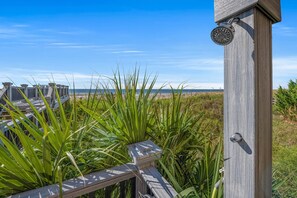 Property grounds - Charming Oceanfront Condo, Tasteful design, 3-bedrooms | Bahama Sands - 607 (North Myrtle Beach)