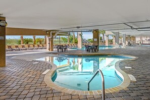 Una piscina cubierta