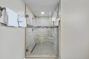 Ducha y bañera combinadas y toallas