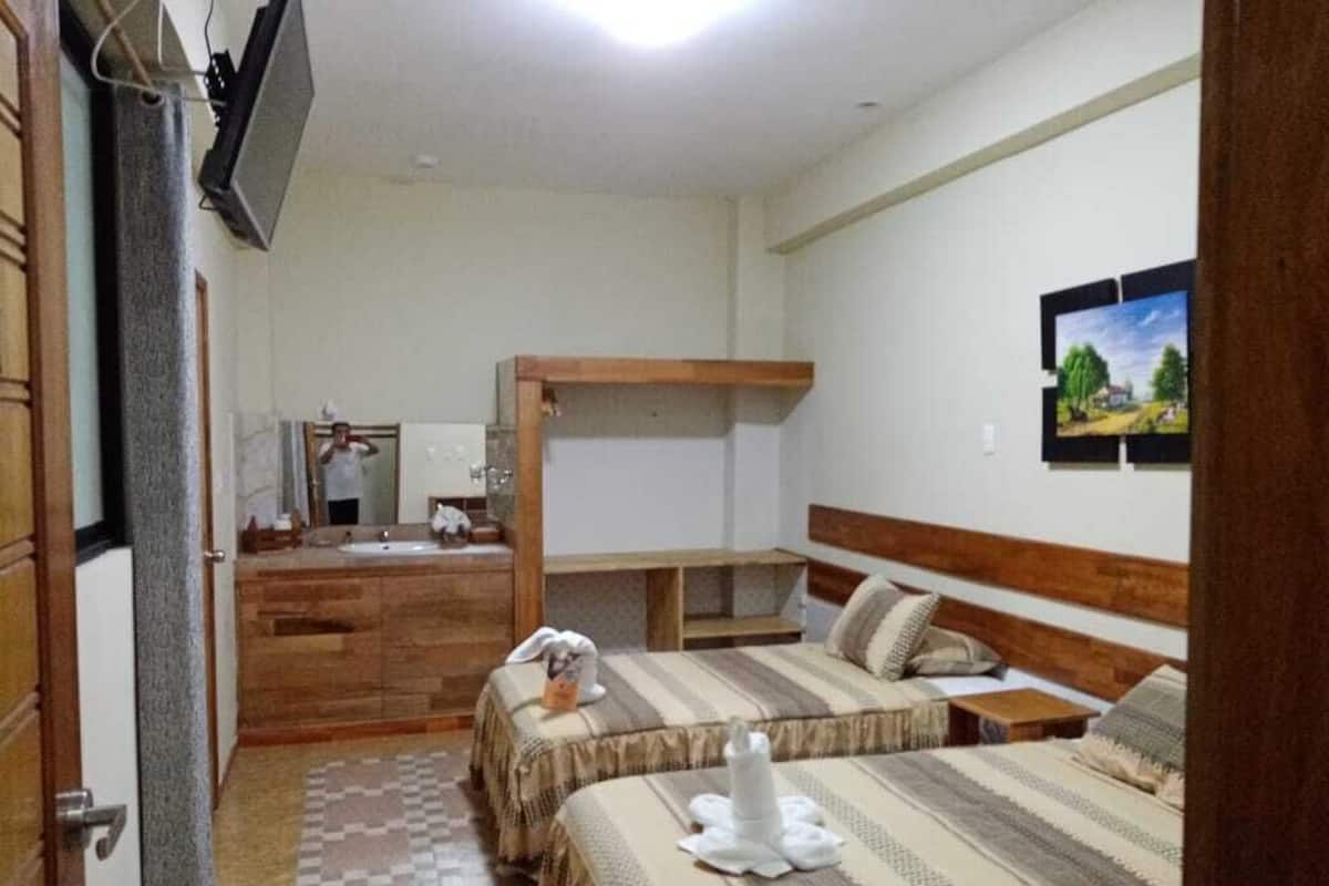 Quarto triplo | Cofres nos quartos, escrivaninha, cortinas blackout