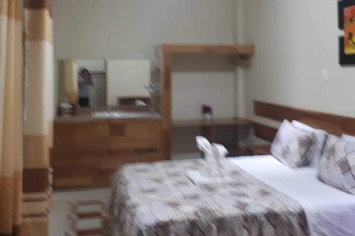 Quarto lua de mel | Cofres nos quartos, escrivaninha, cortinas blackout