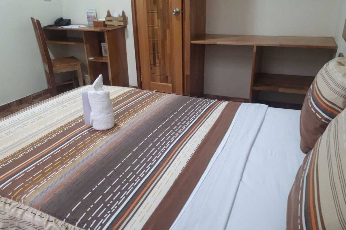Quarto básico | Cofres nos quartos, escrivaninha, cortinas blackout