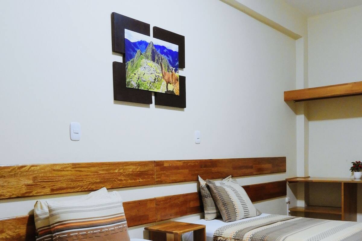 Quarto casal conforto | Cofres nos quartos, escrivaninha, cortinas blackout