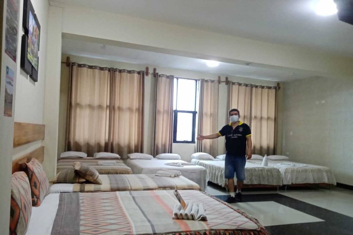 Quarto quádruplo | Cofres nos quartos, escrivaninha, cortinas blackout