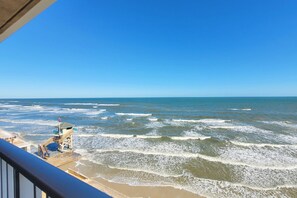 En la playa, snorkel, ski acuático y surf