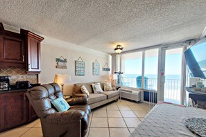 Televisie, een open haard en een kantoor