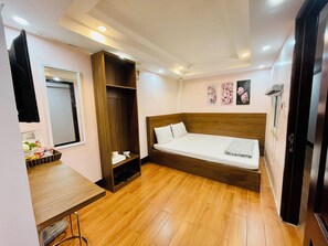 Desk, iron/ironing board, free WiFi - My Dream Hotel (Sa Pa)