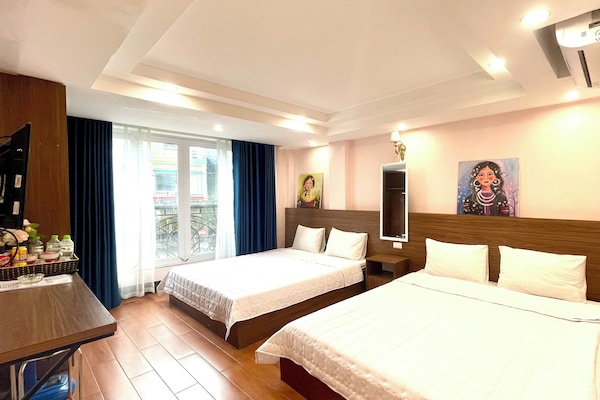 Quarto quádruplo urbano | Escrivaninha, ferros/tábuas de passar roupa, Wi-Fi de cortesia