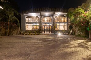 المنشأة من الخارج
