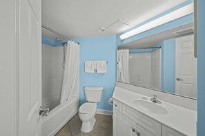 Bañera con ducha, toallas