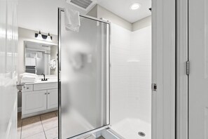 Ensemble douche/baignoire, serviettes fournies